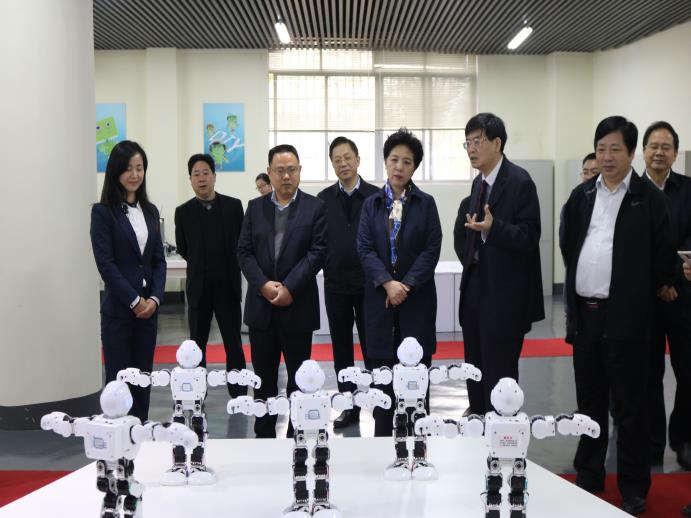 時任省委副書記烏蘭考察機器人中心